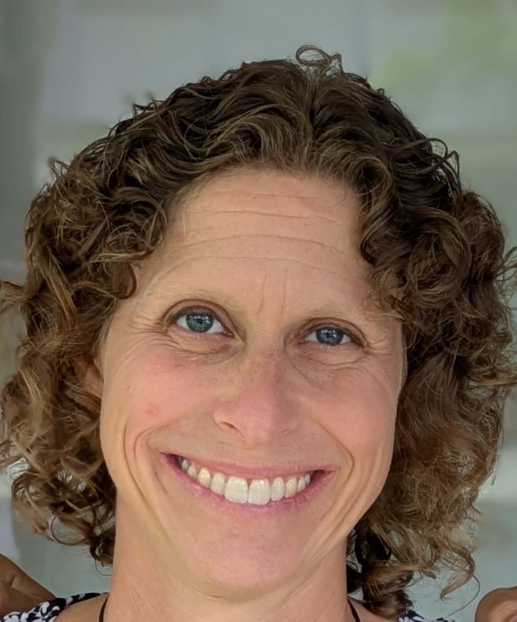Julie Sholl Headshot